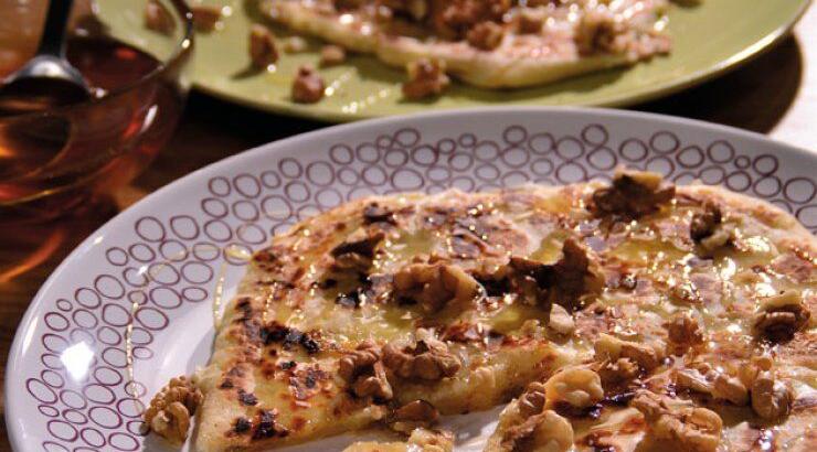 Διαφορετική γρήγορη τυρόπιτα με μέλι και χοντροκομμένα καρύδια