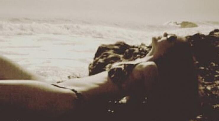 Λίγες μέρες πριν γίνει μαμά πρόσωπο της κυπριακής τηλεόρασης ποζάρει με φουσκωμένη κοιλίτσα