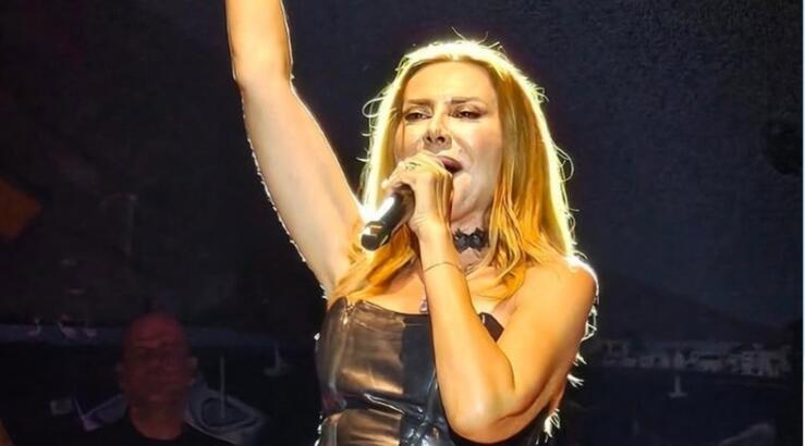 Στέλλα Γεωργιάδου: Η στιγμή που χτύπησε με το μικρόφωνο και το δόντι της είχε μοιραστεί [βίντεο]