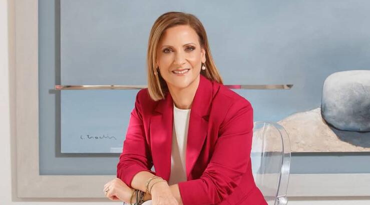 Φιλίππα Καρσερά: Με κοστούμι στην απόχρωση που αυτή τη σεζόν είναι συνώνυμη με την πολυτέλεια