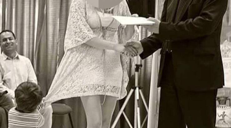 Επώνυμη Κύπρια τιμήθηκε και ο γιο της την τραβούσε από την φούστα!