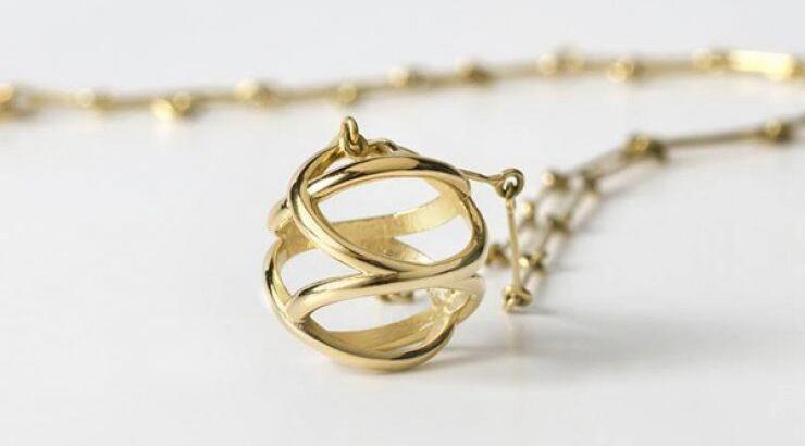 Η Μαρία Κοτσώνη παρουσιάζει τη δουλειά της