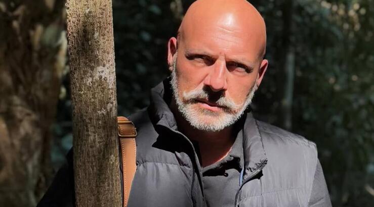 Νίκος Μουτσινάς: Ο απίστευτος λόγος που τον έκανε να βάψει το σπίτι του μαύρο [βίντεο]