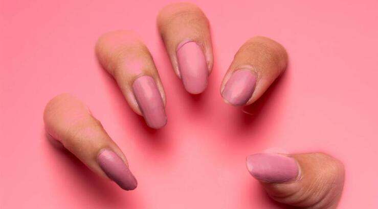 Ημι-ματ νύχια: Η φυσική τάση μανικιούρ που ξεχωρίζει φέτος