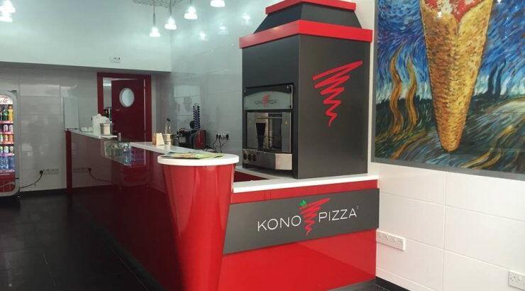 Η Λήδρας τρώει πίτσα σε σχήμα κώνου