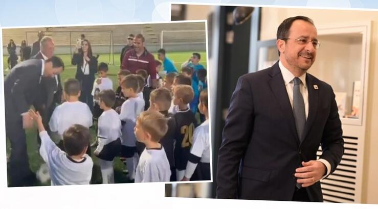 Ο Νίκος Χριστοδουλίδης σε ρόλο διαιτητή σε ποδοσφαιρικό αγώνα παιδιών στην Ορόκλινη [βίντεο]