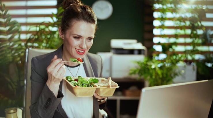 Συμβουλές από τη nutritionist για υγιεινές διατροφικές συνήθειες στη δουλειά