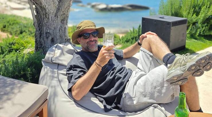 Μιχάλης Σοφοκλέους: Βόλτα με την κόρη του αγκαλιά [εικόνα]