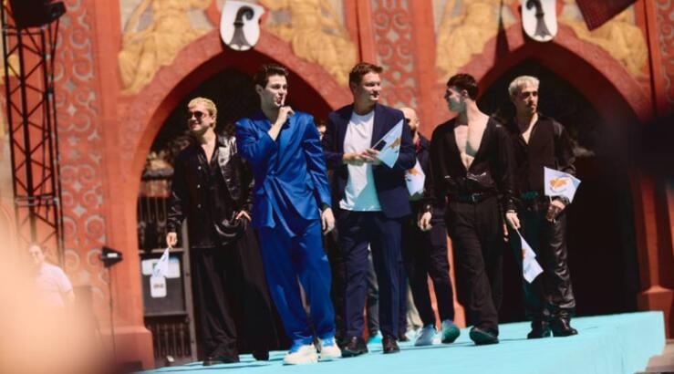 Theo Evan: Η εντυπωσιακή είσοδος στο τιρκουάζ χαλί της Eurovision [εικόνες]