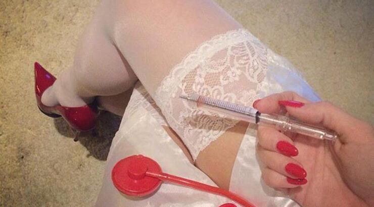 Η Αλεξανδράτου ντύθηκε σέξι νοσοκόμα και “έριξε ” το Instagram!