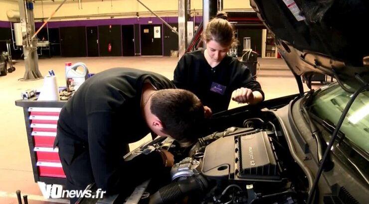 Το αγαπημένο συνεργείο των γυναικών στο Παρίσι προσφέρει μασάζ και μακινιούρ!