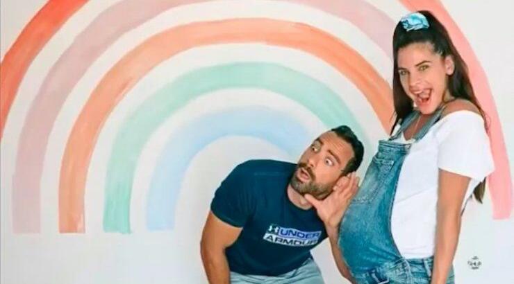 Τανιμανίδης-Μπόμπα: Γεμάτοι συγκίνηση έβαψαν το δωμάτιο των δίδυμων κόρων τους [βίντεο]