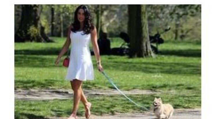 Αφήνει τον γάμο και πάει... το σκυλί της βόλτα 