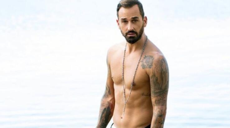 Άρης Σοϊλέδης: Το δημόσιο φιλί με τη νέα του σύντροφο και η αναφορά στον χωρισμό με Αντωνά [εικόνες]