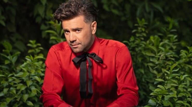 Θοδωρής Μαραντίνης: H στιγμή που η μητέρα του κολλάει αφίσες του στο δρόμο [βίντεο]