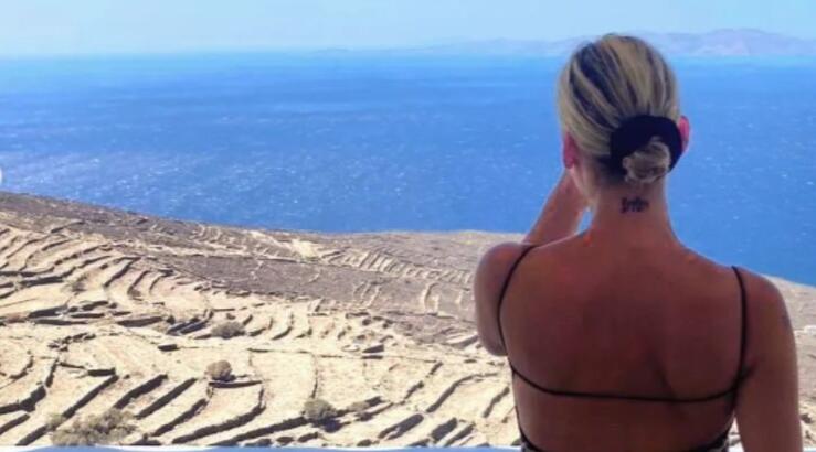 Ελληνίδα τραγουδίστρια πήρε το μεταπτυχιακό της στην Κύπρο και ο γιος της την καμάρωνε [εικόνες]