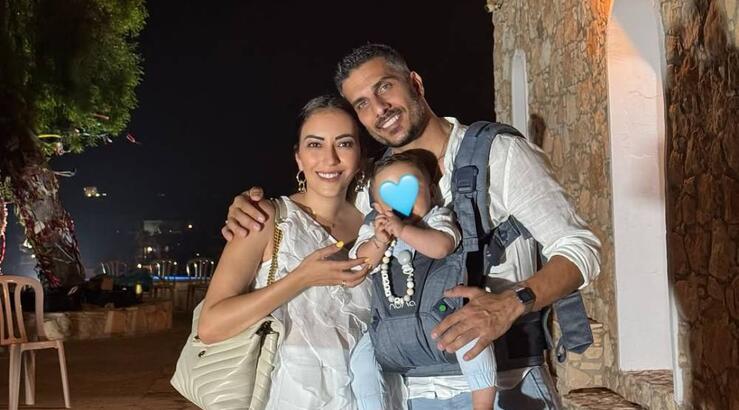 Άλκης Χρήστου – Δέσποινα Χατζηζαχαρία: Βραδινή βόλτα στον Πρωταρά με τον γιο τους 