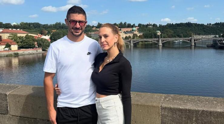 Δημήτρης Χριστοφή - Αντιγόνη Μάρκου: Τα τρυφερά και παιχνιδιάρικα στιγμιότυπα στο λιμανάκι Αγίας Νάπας [εικόνες]