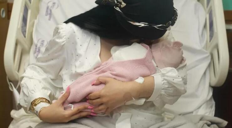 Η αγαπημένη τραγουδίστρια έγινε για 3η φορά μαμά από τον εν διαστάσει σύζυγό της [εικόνες]