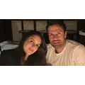 Αλεξάνδρα Νίκα - Κωνσταντίνος Αργυρός: Ποζάρουν αγκαλιά σε γαμήλια δεξίωση φίλων τους [εικόνα]