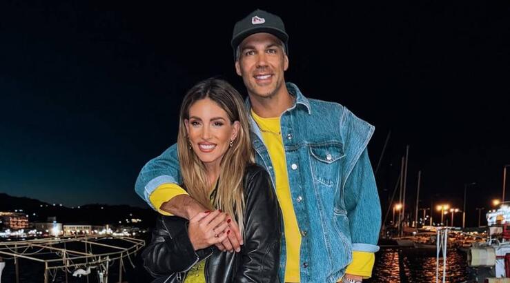 Αθηνά Οικονομάκου: Στολίζει το χριστουγεννιάτικο δέντρο παρέα με τον σύντροφο της και τα παιδιά της [βίντεο] 