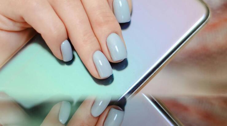 Άφησε στην άκρη το Butter Yellow: Το Sky Blue manicure είναι η πιο κομψή τάση του φετινού καλοκαιριού