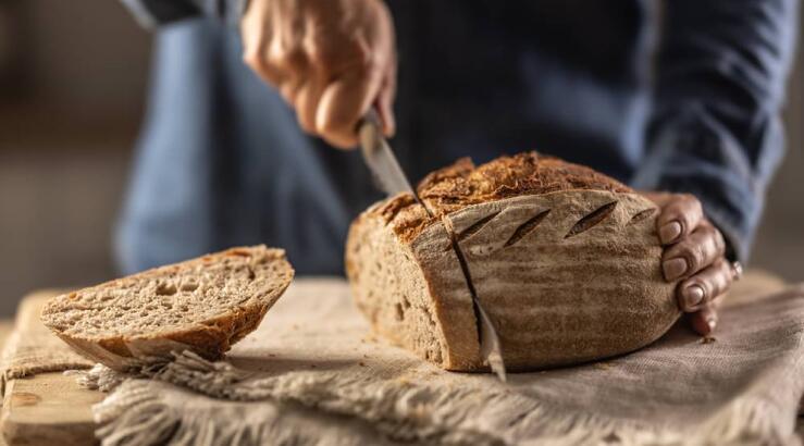 Εύκολη συνταγή για σπιτικό ψωμί με τρία υλικά