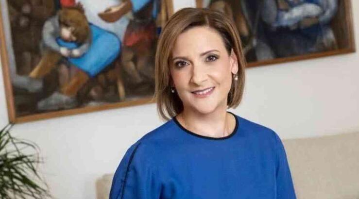 Φιλίππα Καρσερά: Το κοστούμι στο Παρίσι σε μία διαχρονική απόχρωση