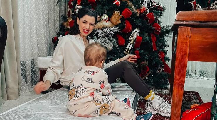 Κλέλια Γιασεμίδου: Αγουροξυπνημένη με την κόρη της Κρυσταλλία στον καναπέ [εικόνα]