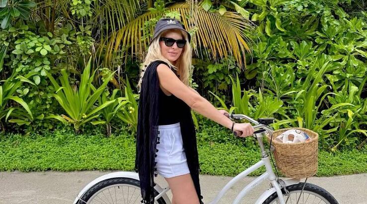 Ελένη Μενεγάκη: Ποζάρει χωρίς ίχνος μακιγιάζ από τον εξωτικό προορισμό που βρίσκεται