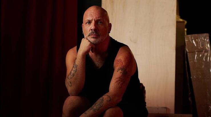 Νίκος Μουτσινάς: «Η πρώτη μου φορά δεν ευδοκίμησε, ήταν με κορίτσι, γι’ αυτό»