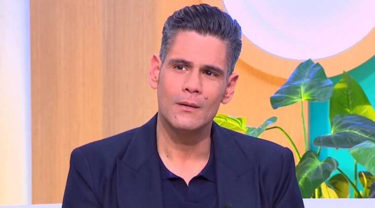 Δημήτρης Ουγγαρέζος: «Έχω τα πράγματα της μαμάς μου σε θυρίδα. Κατά καιρούς πάω και τα μυρίζω» [βίντεο]