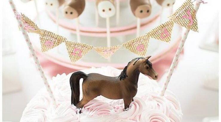 Βάπτιση στην ελληνική showbiz! H τούρτα - υπερπαραγωγή!