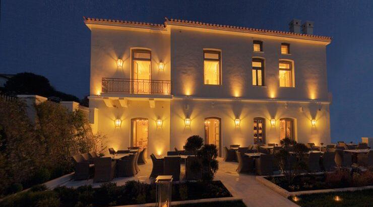 Οι ξενοδοχειακές τιμές ακολουθούν παράδοξη τροχιά