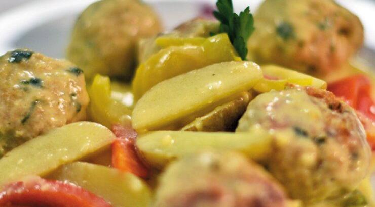 Γιουβαρλάκια κοτόπουλου αυγολέμονο με πιπεριές και baby πατάτες 