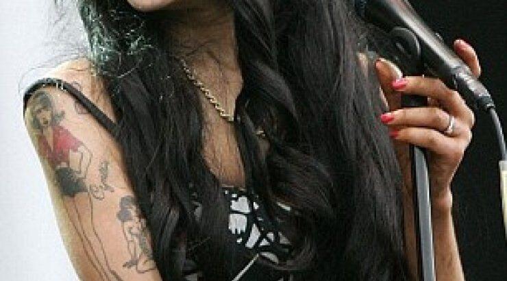 Το συγκλονιστικό βιβλίο της μητέρας της Amy Winehouse και οι αποκαλύψεις!