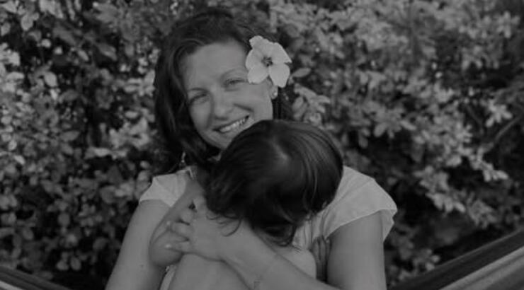 Νίκη Δραγούμη: Η αξιολάτρευτη πόζα του γιου της διαβάζοντας βιβλίο στο πάτωμα της κουζίνας