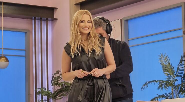 Αριστοτέλους: Συνεργάτης της μπήκε στο καμαρίνι της και μας έδειξε τις τρέσες της