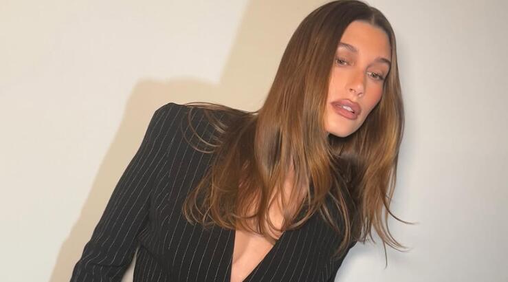 Εντοπίσαμε το νέο αγαπημένο lip combo της Hailey Bieber