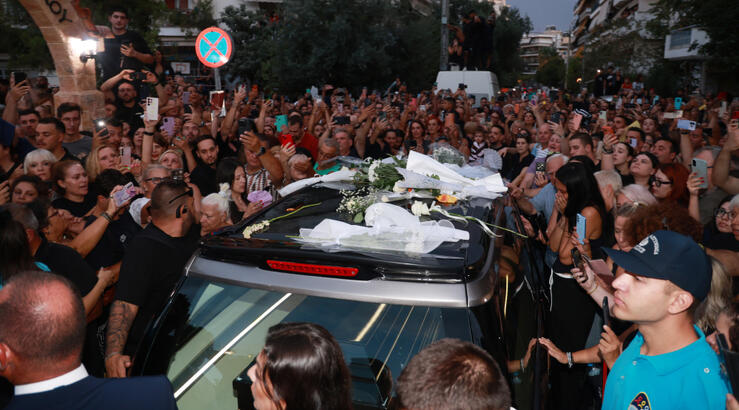 Οι celebrities που βρέθηκαν στη «λαϊκή αγρυπνία» για τον Γιώργο Μαζωνάκη [εικόνες & βίντεο]