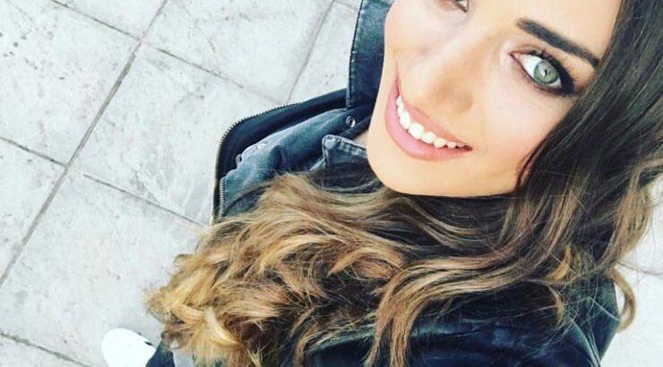 Κατέβασε τη μπλούζα της και μας έδειξε το πλούσιο μπούστο της η Τζώρτζια Παναγή! [βίντεο]