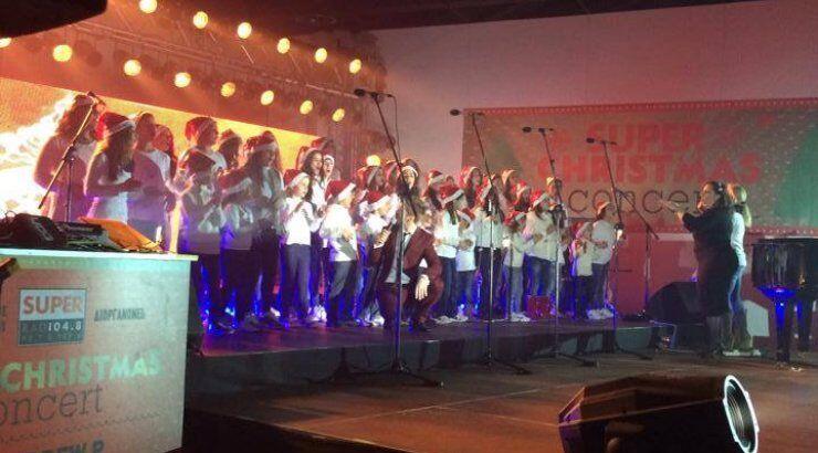 Τώρα στη σκηνή του Super Christmas Concert ο Κώστας Μαρτάκης