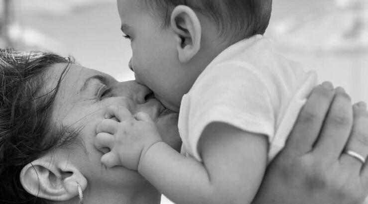 Νίκη Δραγούμη: Η τρυφερή στιγμή που διαβάζει παραμυθάκι στον 11 μηνών γιο της Άρη