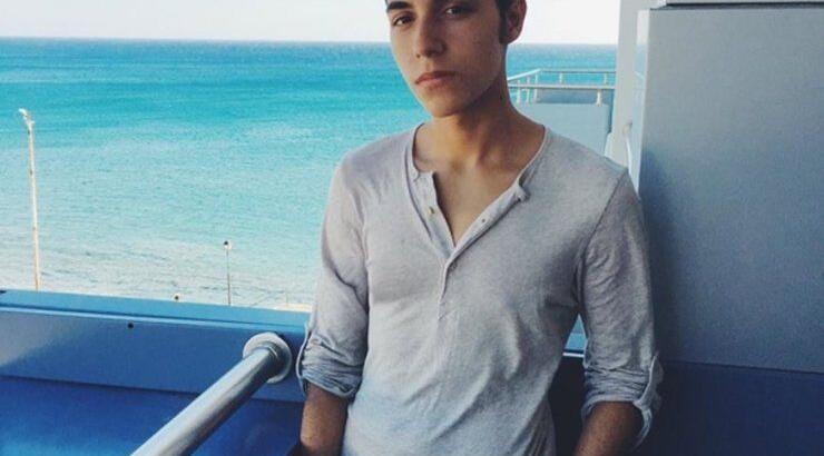 Ποιας Ελληνίδας τραγουδίστριας είναι αυτός ο κούκλος γιος;