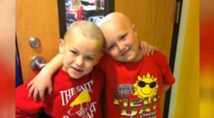Το πιο συγκινητικό μήνυμα της μέρας! Πεντάχρονος ξύρισε το κεφάλι του για συμπαράσταση σε καρκινοπαθή φίλο του