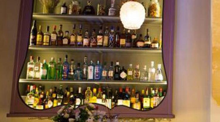 Ένα νέο, ψαγμένο μπαρ αυστηρά για ποτό