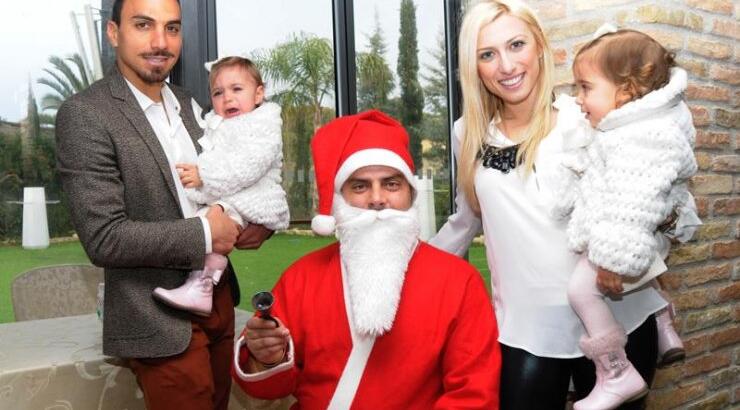 Κωνσταντίνος Χαραλαμπίδης: Ποζάρει στον Άη Βασίλη με τη σύζυγο και τις δίδυμες κόρες του