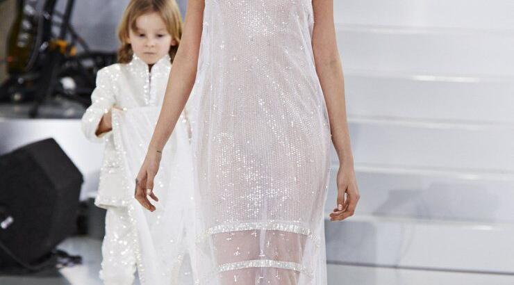 H Cara Delevingne στο fitting της Chanel (video) 