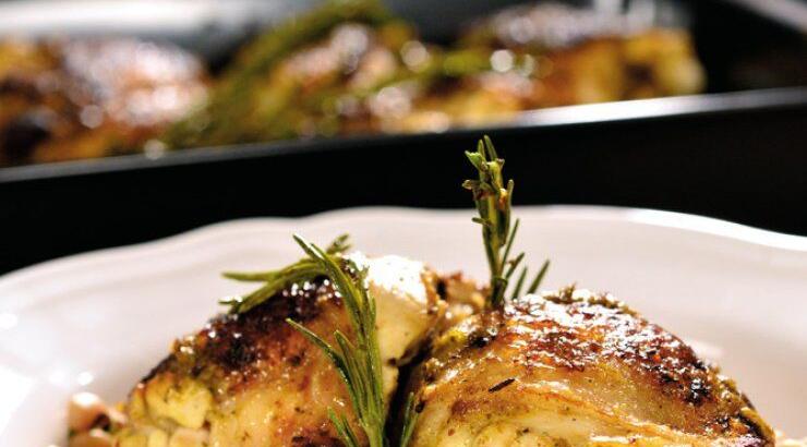 Μπούτι κοτόπουλο με σάλτσα τζερκ και μαυρομάτικα φασόλια