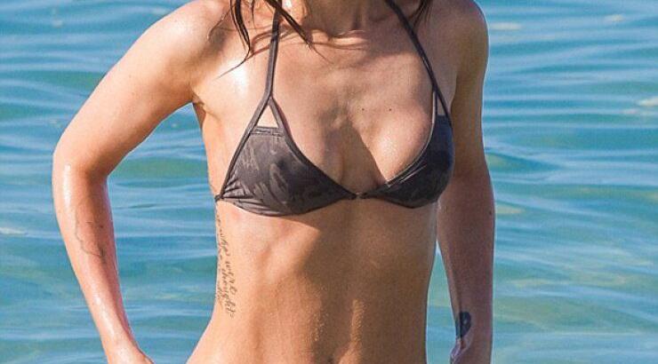 Παραλίγο να φανούν τα απόκρυφα της Megan Fox στην παραλία [εικόνες]